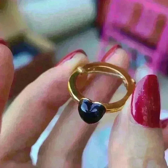 Gold tone black heart ring size4 to  5 adjustable - Picture 3 of 17